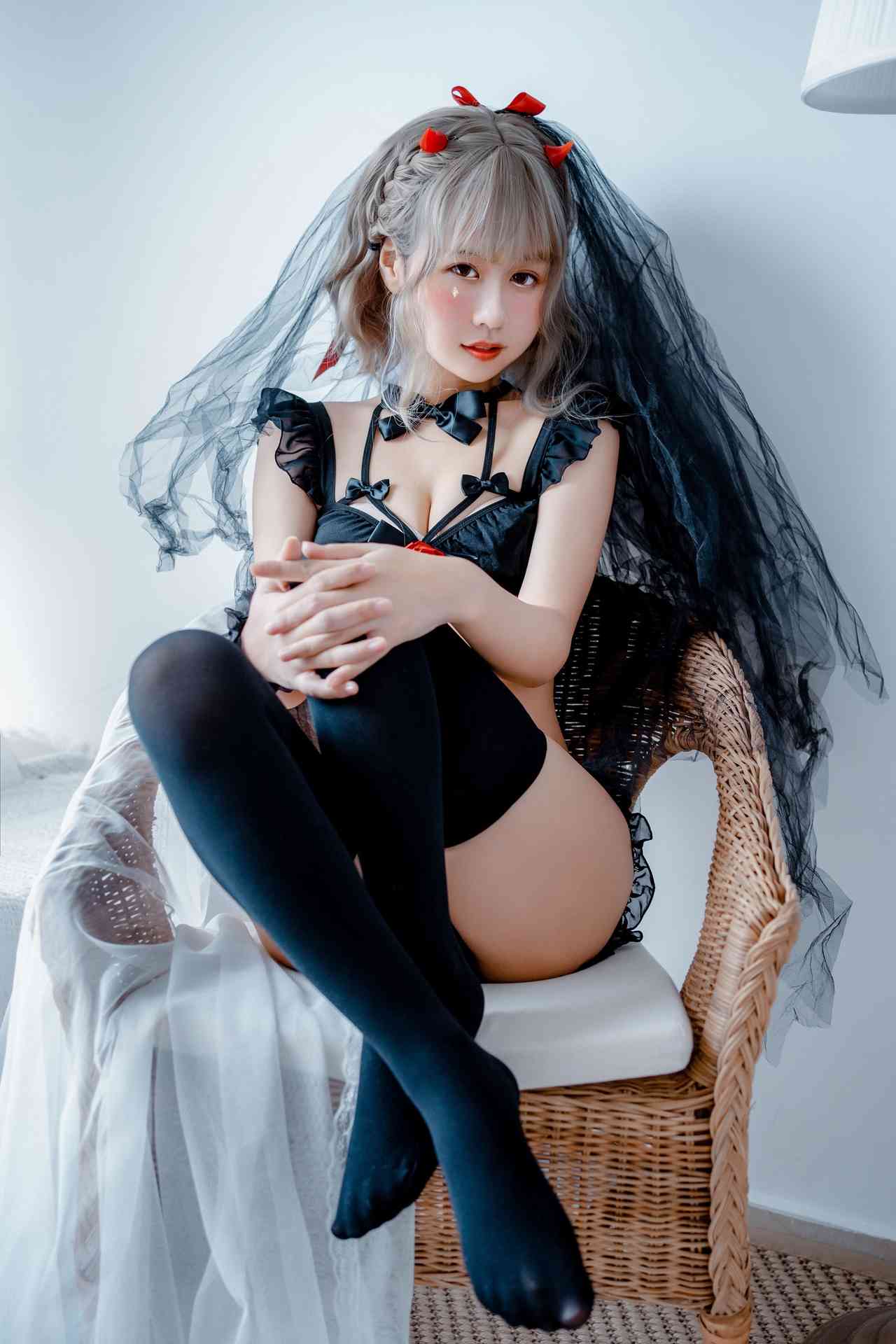 萌芽儿o0白婚纱 蝴蝶结内衣